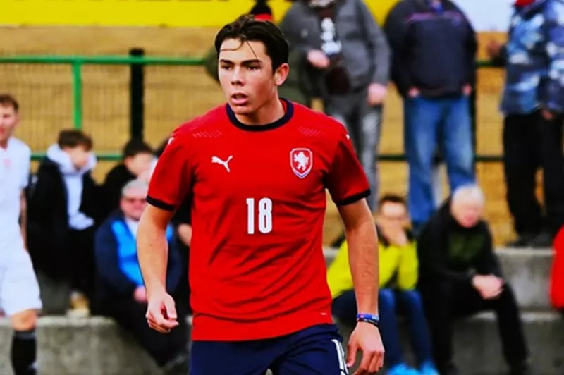 إيطاليا تراقب بحسرة.. بوفون الصغير يصنع التاريخ