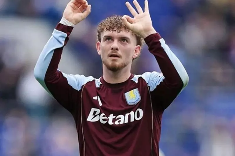 حلم إليوت مهدد ومصير معلق بين ليفربول وأستون فيلا