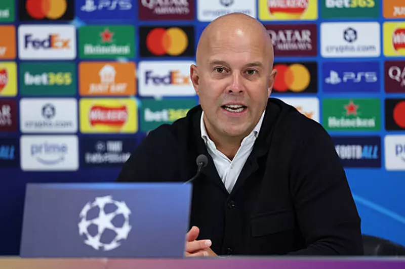 سلوت: مباراة أيندهوفن فرصة للرد بعد الخسارة