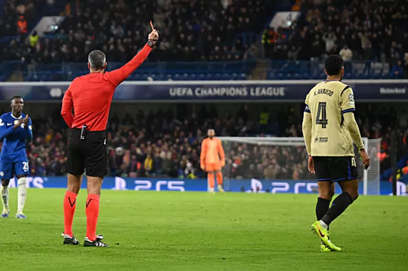 فخ يُسقطه دائمًا.. البطاقة الحمراء تُصيب أراوخو من جديد